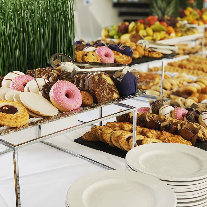 Donut-Auswahl und süßes Fingerfood mit Geschirrstation