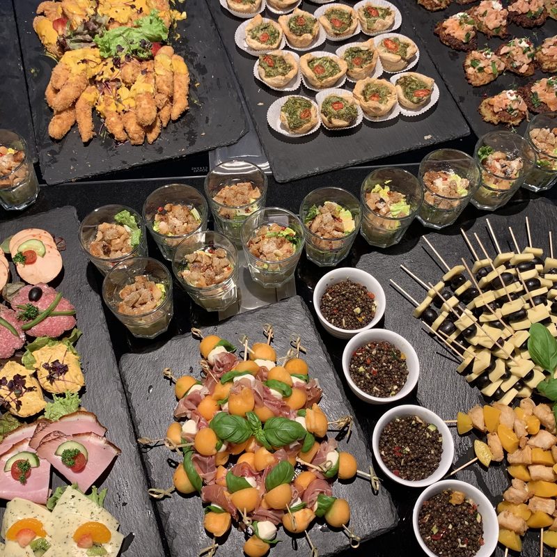 Moderne Bowl-Variationen im Glas serviert