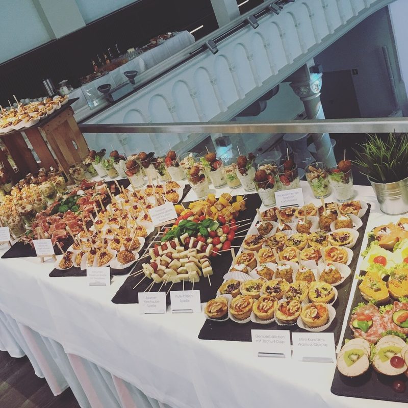 Dessertbuffet mit Etagere, Brownies und Früchten