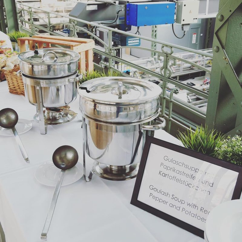 Salatstation mit Menükarte und kleinen Warmhalte-Töpfen