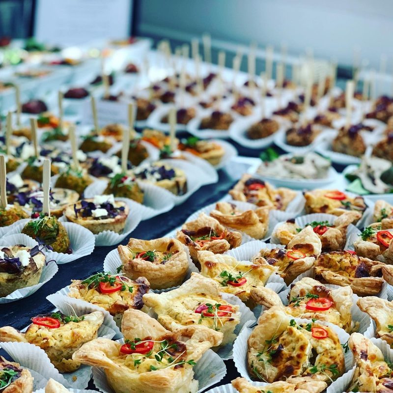 Vegetarisches Buffet mit frischen Kräutern und mediterranem Flair