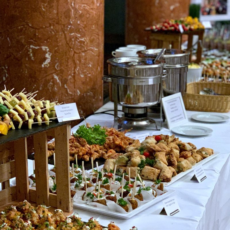 Gemischtes Fingerfood mit Etageren und warmen Speisen