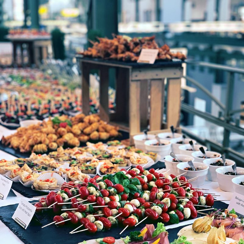 Großes Buffet mit Canapés und Obstspießen auf Dachterrasse