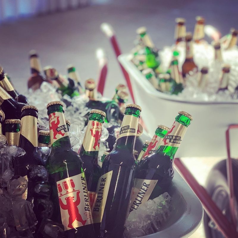 Getränkekühlung mit Softdrinks in Eis – modern inszeniert