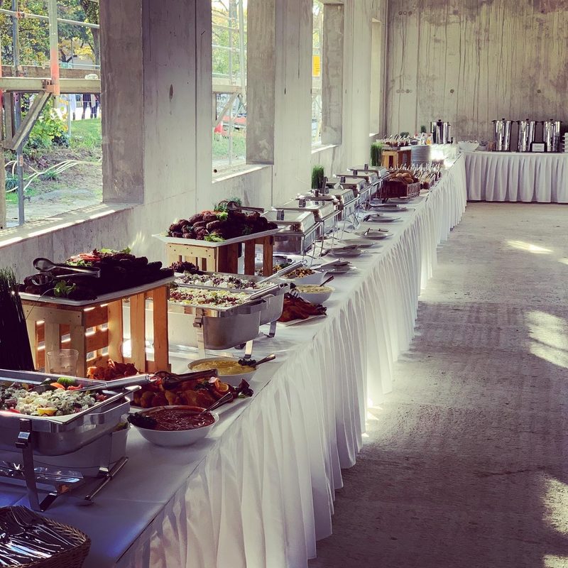 Langgedeckter Buffetbereich mit Kerzen und Holzaufbauten