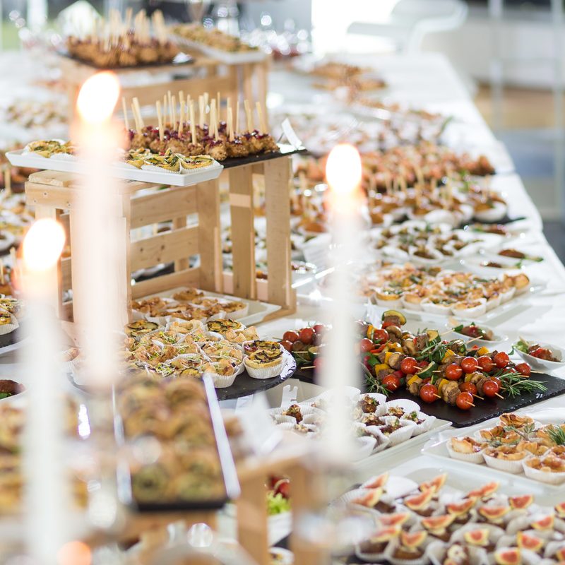 Gedecktes Eventbuffet mit Kerzenschein und Fine Dining Häppchen