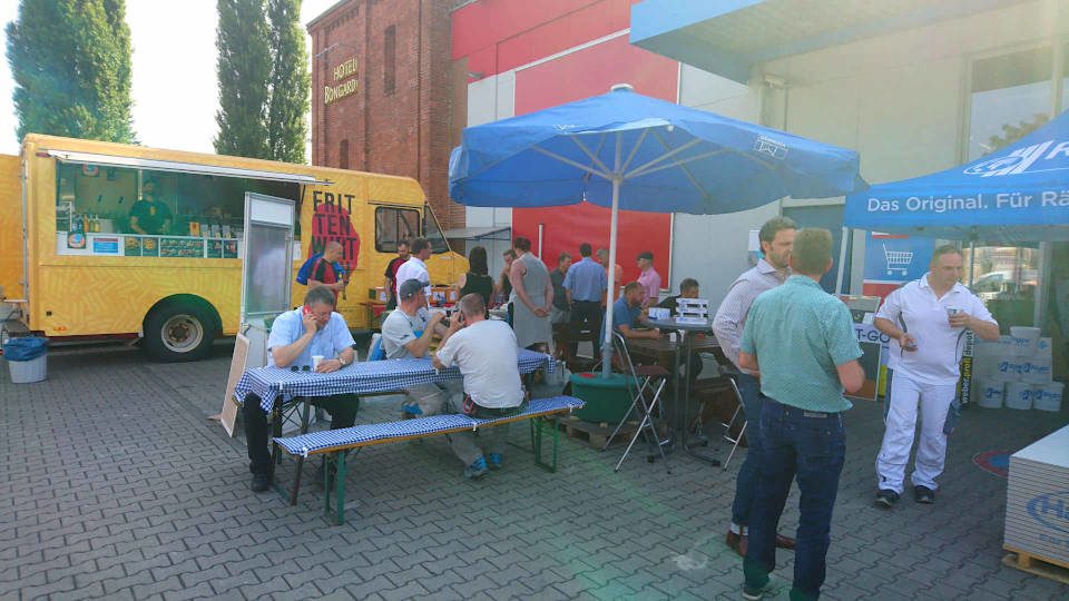 Dämmsol Sommerfest mit Foodruck im Hintergrund