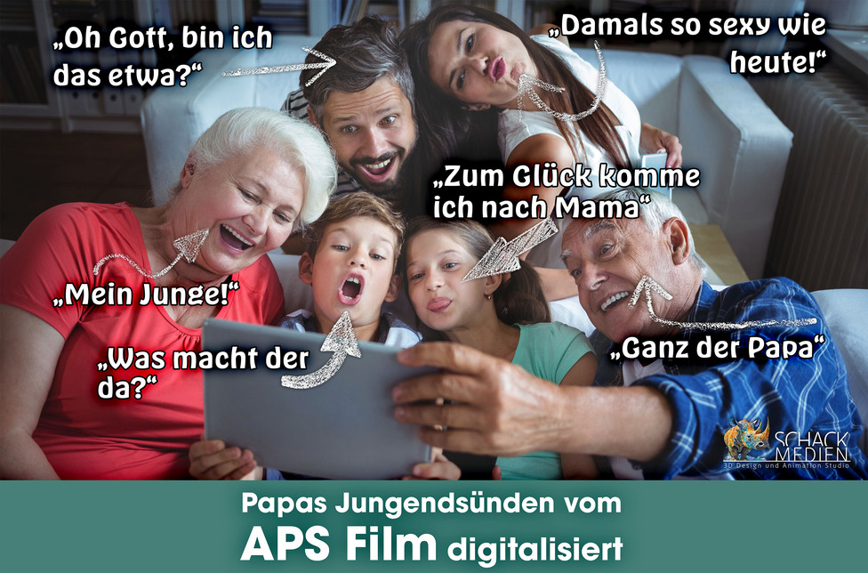 Familie betrachtet digitalisierte APS-Fotos auf einem Tablet