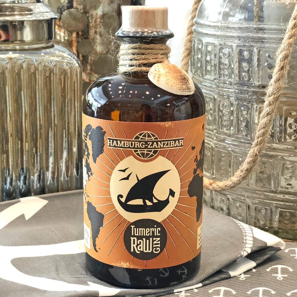 Brand Design und Verpackungsdesign für Hamburg-Zanzibar Gin Tumeric Raw von Werbetexter Daniel Kaesmacher